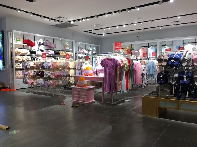 服裝百貨店內(nèi)衣區(qū)設計